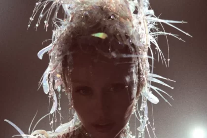 “Something Beautiful” es el noveno álbum de estudio de Miley Cyrus