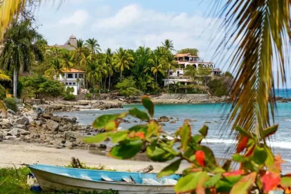 Tiran muro de 35 metros que impedía entrar a playa de Sayulita, Nayarit