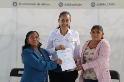 Ariadna Ayala, presidenta de Atlixco, arranca obra de techado en primaria de San Agustín Huixaxtla