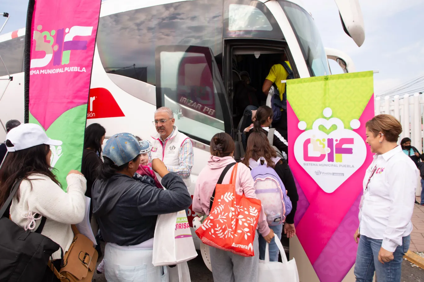 Continúa DIF Puebla Capital sumando alegrías con viaje a Mundo Imáyina