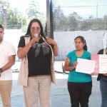 Entrega Gabriela Chumacero apoyos del Programa de Obra Comunitaria