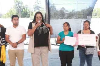 Entrega Gabriela Chumacero apoyos del Programa de Obra Comunitaria