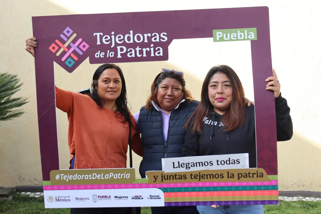Gobierno federal y estatal promueven red Tejedoras de la Patria en Puebla
