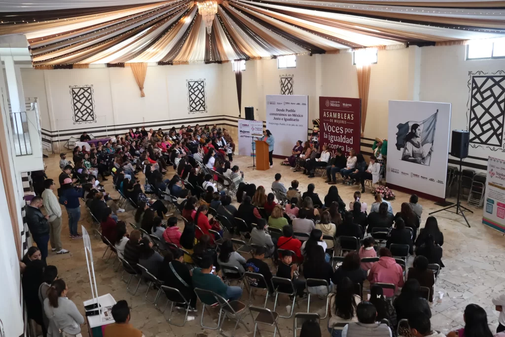 Gobierno federal y estatal promueven red Tejedoras de la Patria en Puebla