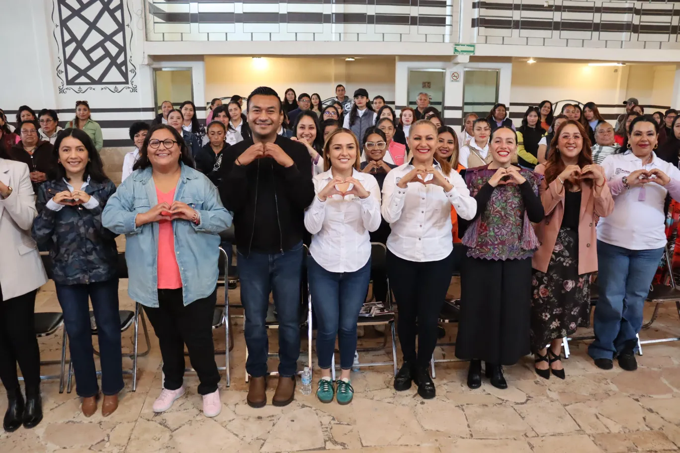 Gobierno federal y estatal promueven red Tejedoras de la Patria en Puebla