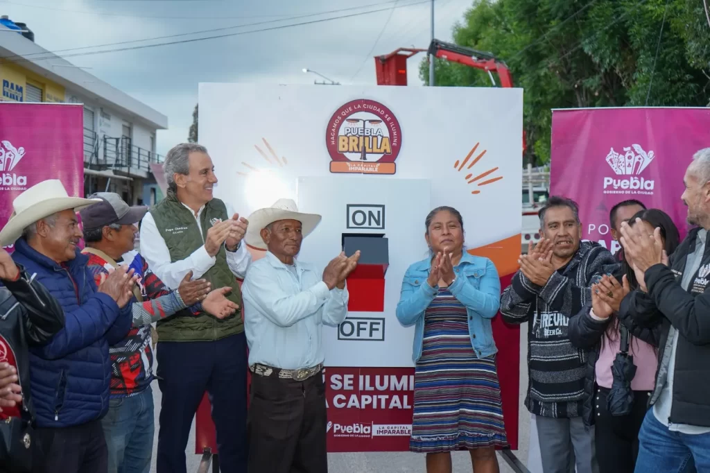 Pepe Chedraui renovó el alumbrado en seis juntas auxiliares con Puebla Brilla; ahora avanzó San Andrés Azumiatla