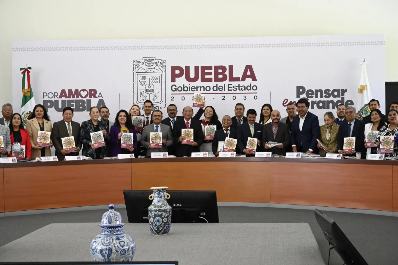 Puebla, sede nacional contra el rezago educativo: presentan el libro “Nombrando y Contando al Mundo 2025”