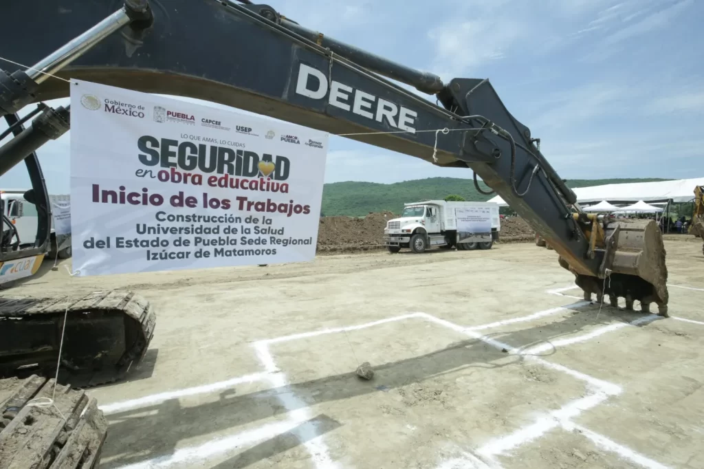 Alejandro Armenta coloca la primera piedra de la Universidad de la Salud (USEP) en la región mixteca