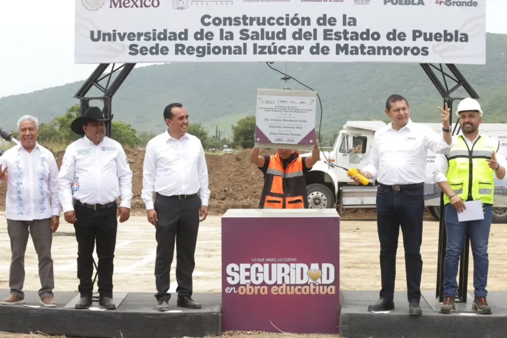 Alejandro Armenta coloca la primera piedra de la Universidad de la Salud (USEP) en la región mixteca