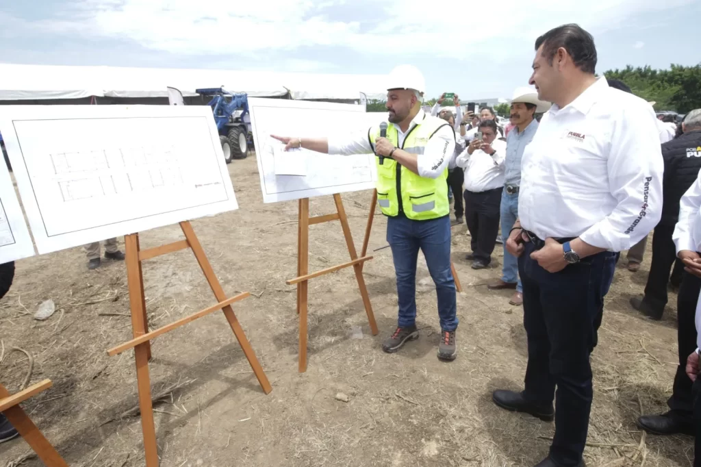 Alejandro Armenta coloca la primera piedra de la Universidad de la Salud (USEP) en la región mixteca