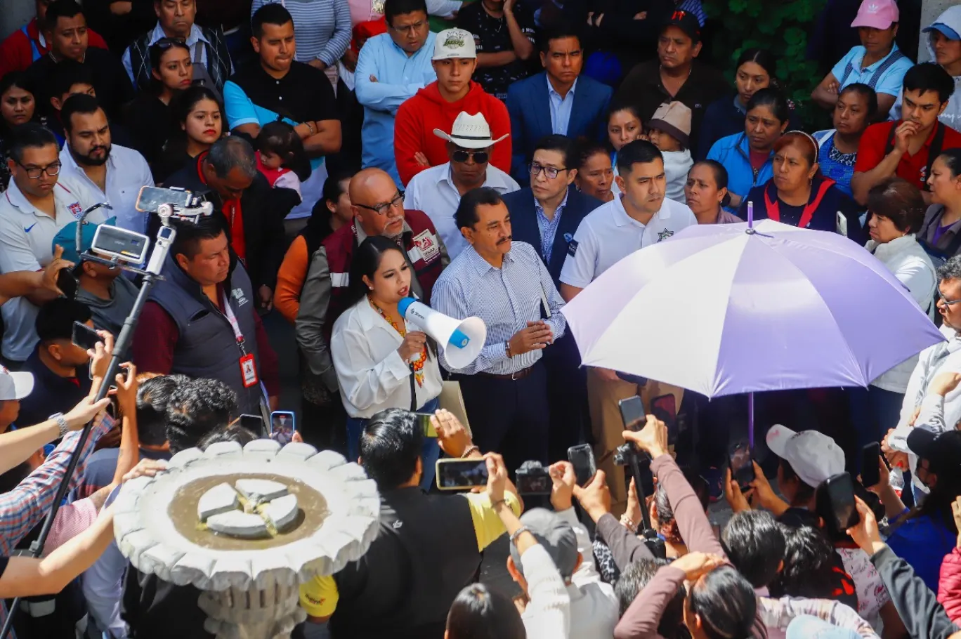 Soluciones puntuales, vigilancia reforzada y certeza jurídica: respuesta firme de Tonantzin Fernández a comerciantes del mercado Cosme del Razo