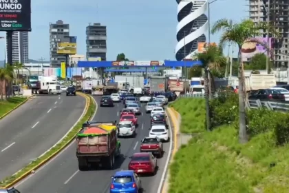 Transportistas bloquean vialidades en Puebla; exigen mayor seguridad y reducción de peajes