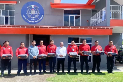 Con entrega de uniformes y pastel, el Presidente Municipal Severiano de la Rosa celebra a los bomberos de Amozoc en su día.