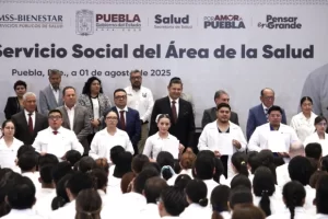 Más de 4 mil jóvenes inician su servicio social en salud en Puebla Pasantes llevarán atención médica, esperanza y dignidad a comunidades de todo el estado Mariel Serrano El Gobierno del Estado de Puebla, encabezado por el gobernador Alejandro Armenta, dio inicio al servicio social de más de 4,000 pasantes de carreras del área de la salud. Estos jóvenes se integrarán a unidades del sistema estatal, incluyendo instituciones como el IMSS, IMSS-Bienestar e ISSSTEP. Durante el evento inaugural, se destacó que esta etapa representa una de las experiencias más formativas para quienes se preparan profesionalmente en áreas como medicina, enfermería, estomatología, psicología, fisioterapia entre otras disciplinas. El servicio social tiene como objetivo acercar la atención médica y los programas de salud preventiva a comunidades que requieren apoyo, contribuyendo así a reducir brechas de acceso a la salud y mejorar la calidad de vida. El gobernador subrayó que los pasantes no solo aplicarán los conocimientos adquiridos, sino que se convertirán en agentes activos de cambio social, con un enfoque basado en la equidad, el respeto y la justicia. “Cada consulta, cada visita domiciliaria, cada acción en campo puede marcar una diferencia significativa en la vida de una persona”, expresó. La titular de la Secretaría del Deporte y Juventud, Gaby Sánchez, compartió un mensaje dirigido a los jóvenes, destacando la importancia de confiar en sí mismos y ver en esta etapa una oportunidad para crecer como profesionales y como personas. “Este año será muy importante para ustedes. No tengan miedo, crean en ustedes mismos. Son dueños de su destino”, señaló. Asimismo, se reafirmó el compromiso estatal con la salud pública como un derecho y no como un privilegio. Muestra de ello es la reciente inauguración de dos torres médicas en el Hospital de la Niñez Poblana, con una inversión superior a los 900 millones de pesos, que ha permitido ampliar la cobertura de servicios especializados en oncología y cardiología. Además, se han fortalecido las capacidades operativas del sistema de salud con el incremento salarial a trabajadores, la entrega de equipos médicos como ultrasonidos para ambulancias y más de 10 mil unidades para emergencias en todo el estado. También el gobernador destacó la expansión de la Universidad de la Salud, con nuevos campus en regiones con alta marginación, con el propósito de descentralizar la formación médica y garantizar que jóvenes de zonas rurales también puedan cumplir su vocación. Con este arranque, el gobierno estatal refuerza su visión de una salud pública gratuita, de calidad y con enfoque comunitario, donde los jóvenes profesionales son pieza clave en la construcción de un sistema más justo y humano.