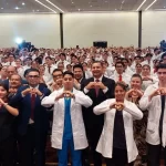 Más de 4 mil jóvenes inician su servicio social en salud en Puebla Pasantes llevarán atención médica, esperanza y dignidad a comunidades de todo el estado Mariel Serrano El Gobierno del Estado de Puebla, encabezado por el gobernador Alejandro Armenta, dio inicio al servicio social de más de 4,000 pasantes de carreras del área de la salud. Estos jóvenes se integrarán a unidades del sistema estatal, incluyendo instituciones como el IMSS, IMSS-Bienestar e ISSSTEP. Durante el evento inaugural, se destacó que esta etapa representa una de las experiencias más formativas para quienes se preparan profesionalmente en áreas como medicina, enfermería, estomatología, psicología, fisioterapia entre otras disciplinas. El servicio social tiene como objetivo acercar la atención médica y los programas de salud preventiva a comunidades que requieren apoyo, contribuyendo así a reducir brechas de acceso a la salud y mejorar la calidad de vida. El gobernador subrayó que los pasantes no solo aplicarán los conocimientos adquiridos, sino que se convertirán en agentes activos de cambio social, con un enfoque basado en la equidad, el respeto y la justicia. “Cada consulta, cada visita domiciliaria, cada acción en campo puede marcar una diferencia significativa en la vida de una persona”, expresó. La titular de la Secretaría del Deporte y Juventud, Gaby Sánchez, compartió un mensaje dirigido a los jóvenes, destacando la importancia de confiar en sí mismos y ver en esta etapa una oportunidad para crecer como profesionales y como personas. “Este año será muy importante para ustedes. No tengan miedo, crean en ustedes mismos. Son dueños de su destino”, señaló. Asimismo, se reafirmó el compromiso estatal con la salud pública como un derecho y no como un privilegio. Muestra de ello es la reciente inauguración de dos torres médicas en el Hospital de la Niñez Poblana, con una inversión superior a los 900 millones de pesos, que ha permitido ampliar la cobertura de servicios especializados en oncología y cardiología. Además, se han fortalecido las capacidades operativas del sistema de salud con el incremento salarial a trabajadores, la entrega de equipos médicos como ultrasonidos para ambulancias y más de 10 mil unidades para emergencias en todo el estado. También el gobernador destacó la expansión de la Universidad de la Salud, con nuevos campus en regiones con alta marginación, con el propósito de descentralizar la formación médica y garantizar que jóvenes de zonas rurales también puedan cumplir su vocación. Con este arranque, el gobierno estatal refuerza su visión de una salud pública gratuita, de calidad y con enfoque comunitario, donde los jóvenes profesionales son pieza clave en la construcción de un sistema más justo y humano.