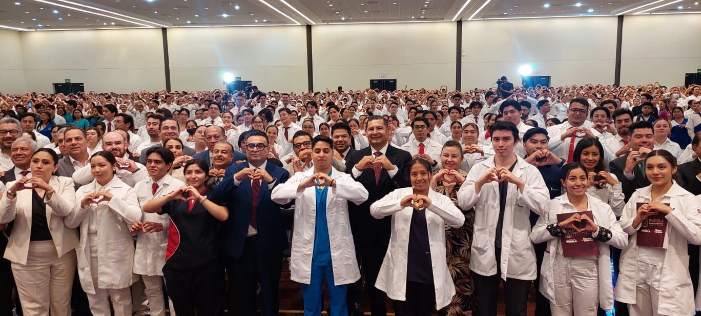 Más de 4 mil jóvenes inician su servicio social en salud en Puebla Pasantes llevarán atención médica, esperanza y dignidad a comunidades de todo el estado Mariel Serrano El Gobierno del Estado de Puebla, encabezado por el gobernador Alejandro Armenta, dio inicio al servicio social de más de 4,000 pasantes de carreras del área de la salud. Estos jóvenes se integrarán a unidades del sistema estatal, incluyendo instituciones como el IMSS, IMSS-Bienestar e ISSSTEP. Durante el evento inaugural, se destacó que esta etapa representa una de las experiencias más formativas para quienes se preparan profesionalmente en áreas como medicina, enfermería, estomatología, psicología, fisioterapia entre otras disciplinas. El servicio social tiene como objetivo acercar la atención médica y los programas de salud preventiva a comunidades que requieren apoyo, contribuyendo así a reducir brechas de acceso a la salud y mejorar la calidad de vida. El gobernador subrayó que los pasantes no solo aplicarán los conocimientos adquiridos, sino que se convertirán en agentes activos de cambio social, con un enfoque basado en la equidad, el respeto y la justicia. “Cada consulta, cada visita domiciliaria, cada acción en campo puede marcar una diferencia significativa en la vida de una persona”, expresó. La titular de la Secretaría del Deporte y Juventud, Gaby Sánchez, compartió un mensaje dirigido a los jóvenes, destacando la importancia de confiar en sí mismos y ver en esta etapa una oportunidad para crecer como profesionales y como personas. “Este año será muy importante para ustedes. No tengan miedo, crean en ustedes mismos. Son dueños de su destino”, señaló. Asimismo, se reafirmó el compromiso estatal con la salud pública como un derecho y no como un privilegio. Muestra de ello es la reciente inauguración de dos torres médicas en el Hospital de la Niñez Poblana, con una inversión superior a los 900 millones de pesos, que ha permitido ampliar la cobertura de servicios especializados en oncología y cardiología. Además, se han fortalecido las capacidades operativas del sistema de salud con el incremento salarial a trabajadores, la entrega de equipos médicos como ultrasonidos para ambulancias y más de 10 mil unidades para emergencias en todo el estado. También el gobernador destacó la expansión de la Universidad de la Salud, con nuevos campus en regiones con alta marginación, con el propósito de descentralizar la formación médica y garantizar que jóvenes de zonas rurales también puedan cumplir su vocación. Con este arranque, el gobierno estatal refuerza su visión de una salud pública gratuita, de calidad y con enfoque comunitario, donde los jóvenes profesionales son pieza clave en la construcción de un sistema más justo y humano.