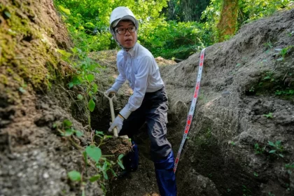 La búsqueda de desaparecidos de Hiroshima continúa 80 años después de la bomba atómica en una remota isla de Japón