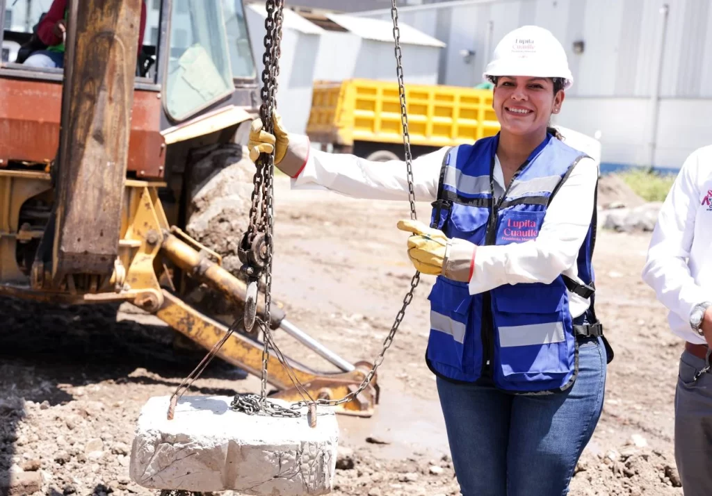 Lupita Cuautle colocando la primera piedra del Centro de Bienestar Animal en San Andrés Cholula