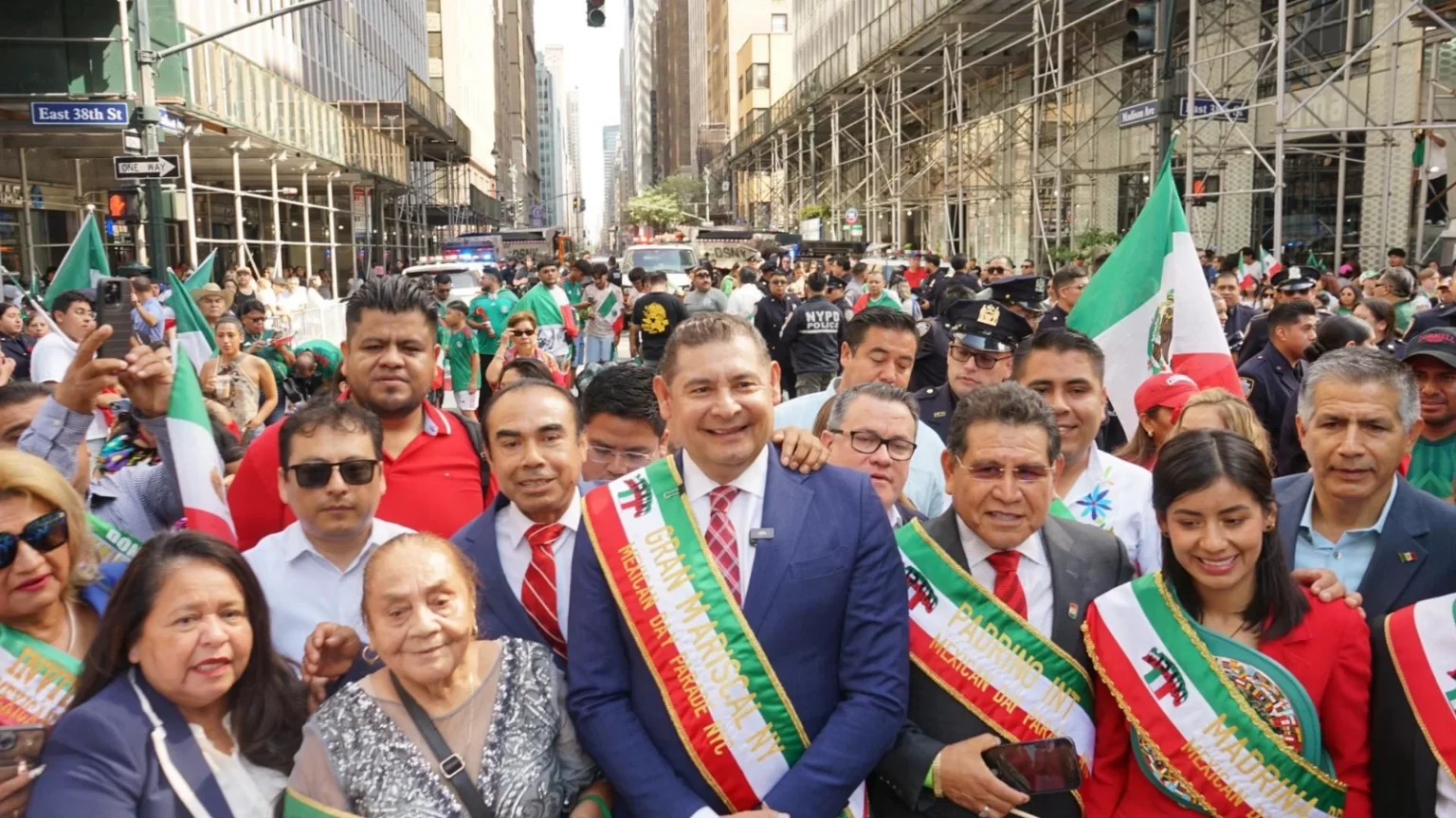 Alejandro Armenta anunció que su administración duplicará el apoyo para la organización del "Mexican Day Parade" en Nueva York, por lo que recibirán 3 mil dólares