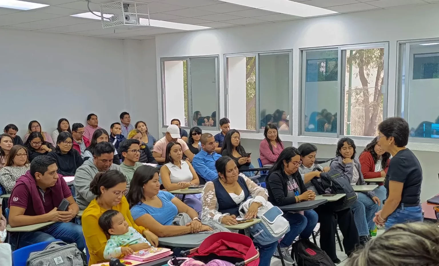 Lilia Cedillo refuerza cercanía con estudiantes semiescolarizados en su segundo día de campaña imagen 1