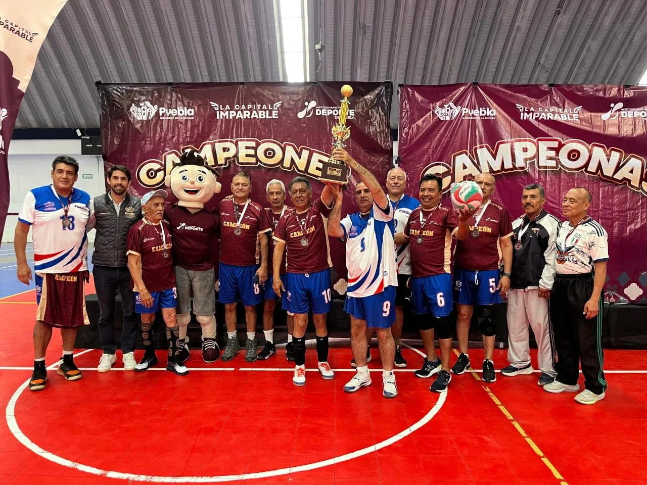 Adultos mayores demuestran su pasión deportiva en el Torneo de Barrios de Cachibol imagen 1