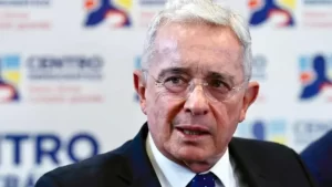 Álvaro Uribe: Primer Expresidente Colombiano Condenado a Prisión Domiciliaria