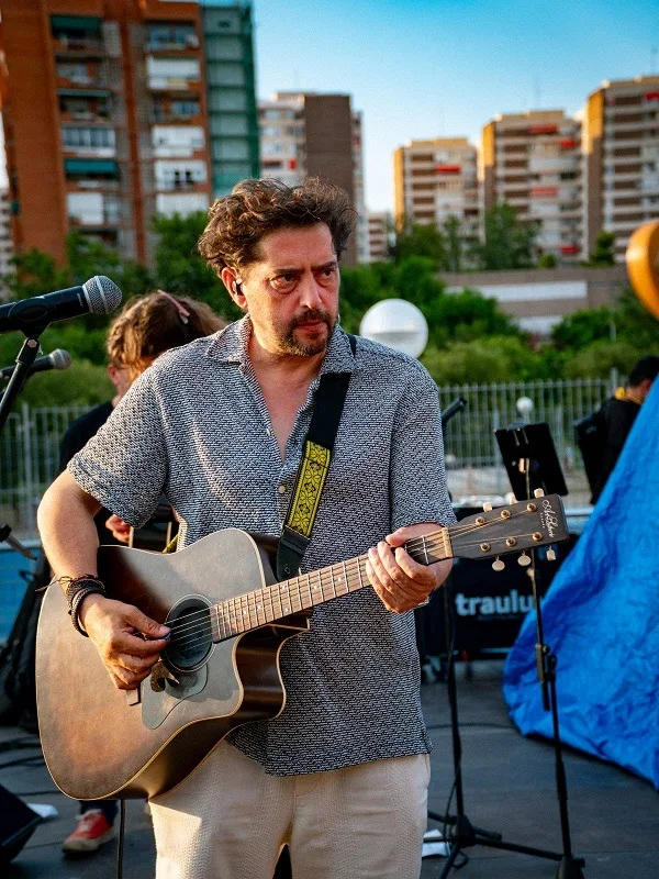 El exitoso cantante y compositor español Mario San Román platica sobre su gira “La hora de los cretinos” con la que llega a México. imagen 1