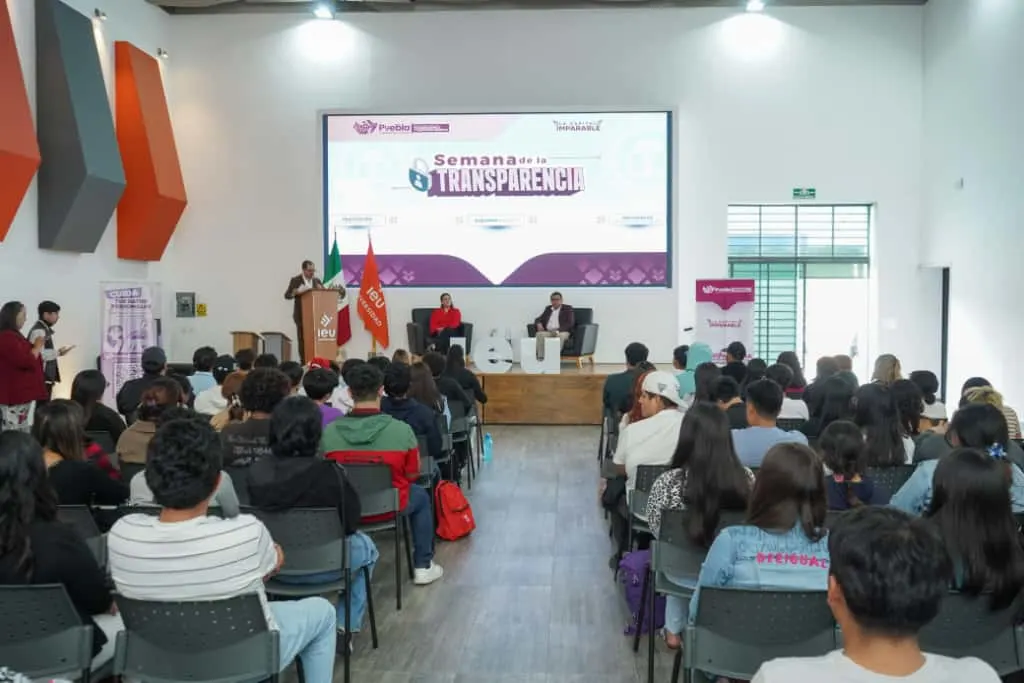 Acerca Gobierno de la Ciudad temas de transparencia y datos personales a estudiantes de la Universidad IEU