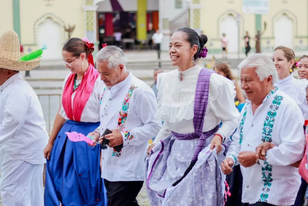 Con música y tradición, Ariadna Ayala realiza convite al gobernador para el Huey Atlixcáyotl