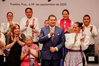 Con música y tradición, Ariadna Ayala realiza convite al gobernador para el Huey Atlixcáyotl