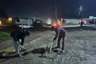 En Amozoc realizan bacheo nocturno para mejorar vialidades