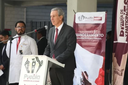 Encabeza Pepe Chedraui entrega de banderas en escuelas, juntas auxiliares e inspectorías