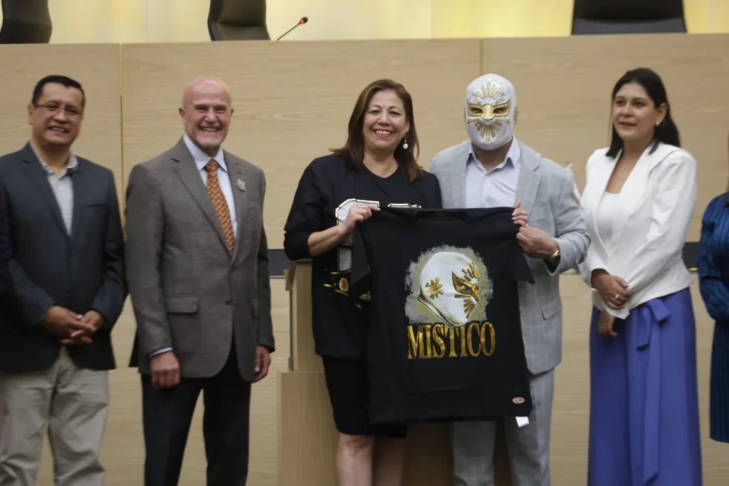 Entrega Congreso reconocimiento “Orgullo Poblano” a integrantes de lucha libre y familia Lutteroth