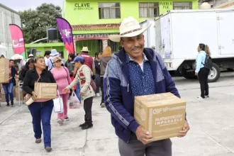 Entrega Pepe Chedraui apoyos alimentarios en Azumiatla