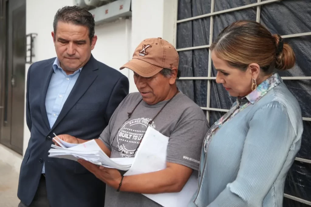 Gobierno de Puebla y empresarios cumplen compromisos; entregan primeros botones de alertamiento