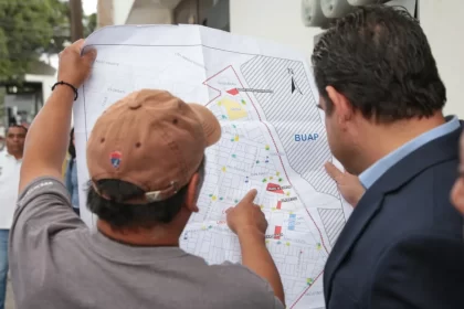 Gobierno de Puebla y empresarios cumplen compromisos; entregan primeros botones de alertamiento