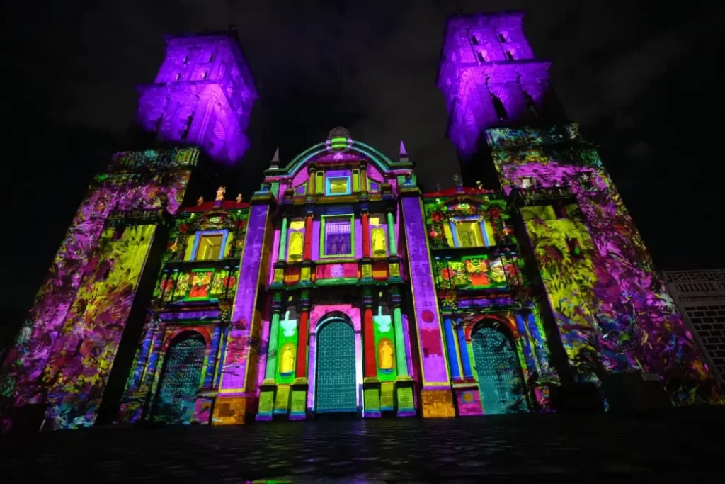 Inaugura Pepe Chedraui proyecciones del videomapping Septiembre Brilla en la fachada de Catedral