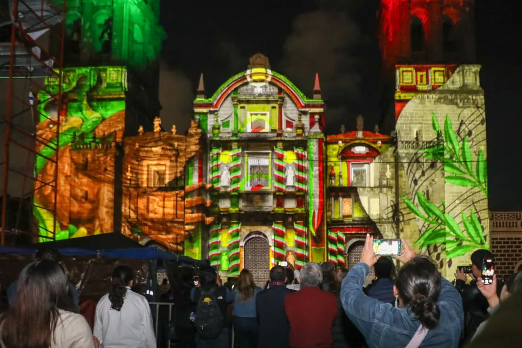 Inaugura Pepe Chedraui proyecciones del videomapping Septiembre Brilla en la fachada de Catedral