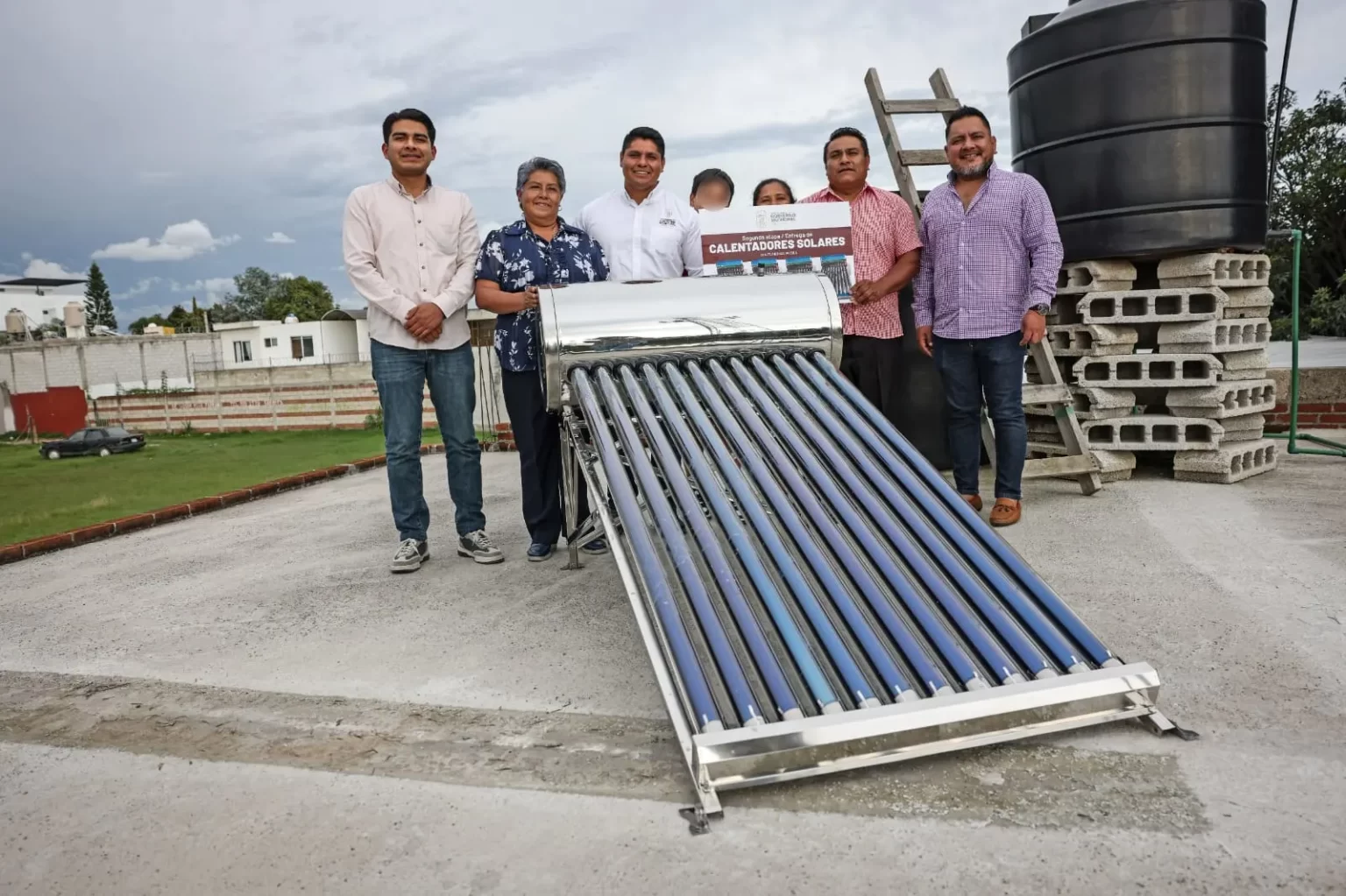 Inicia Omar Muñoz segunda etapa de entrega de calentadores solares