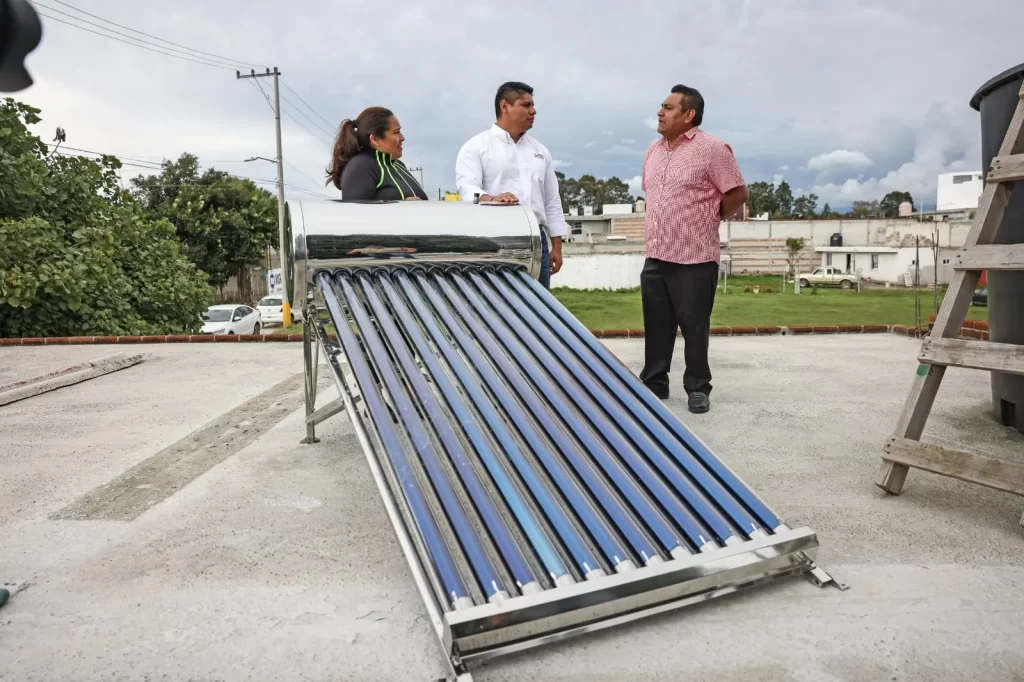 Inicia Omar Muñoz segunda etapa de entrega de calentadores solares