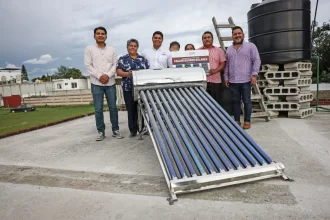 Inicia Omar Muñoz segunda etapa de entrega de calentadores solares