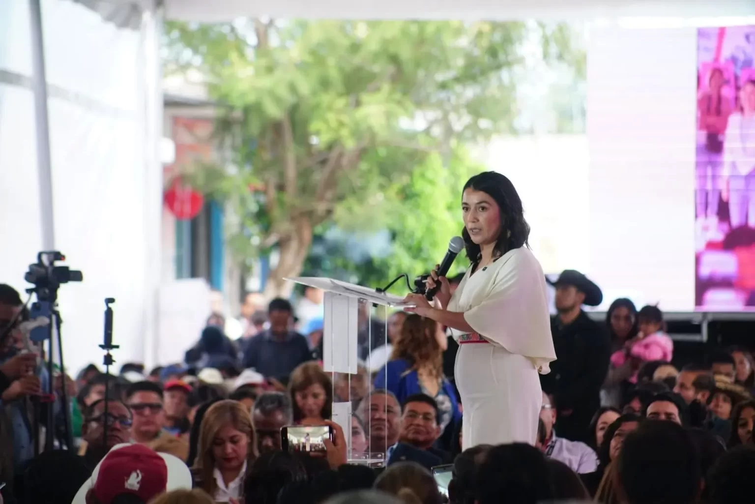 La diputada federal Vianey García rinde su primer informe en Texmelucan