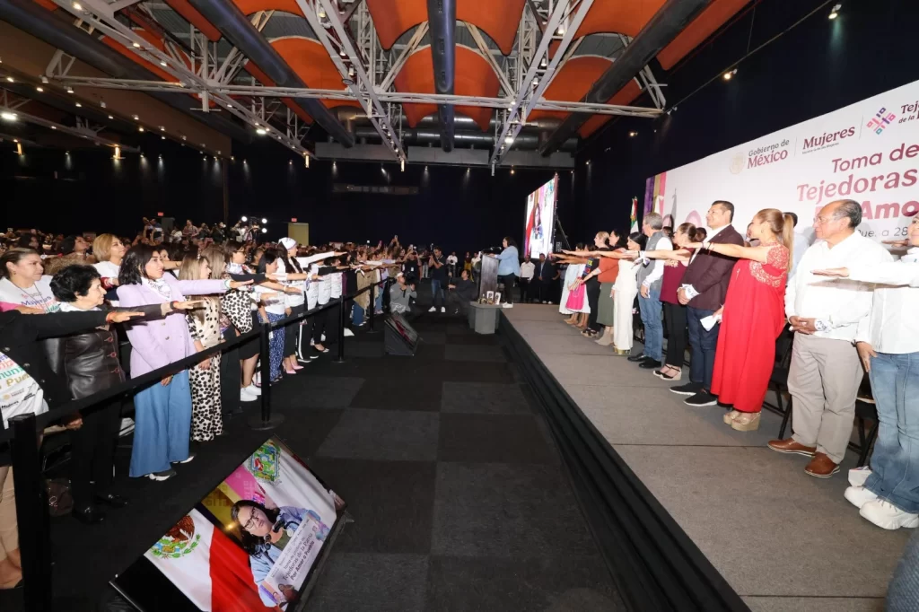 Puebla, primer estado en crear la red de Mujeres Tejedoras de la Patria