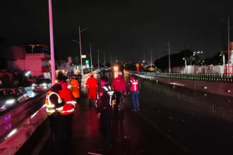 Realiza Protección Civil retiro de desechos sólidos en alcantarillas pluviales y rescata a pasajeros de vehículo particular