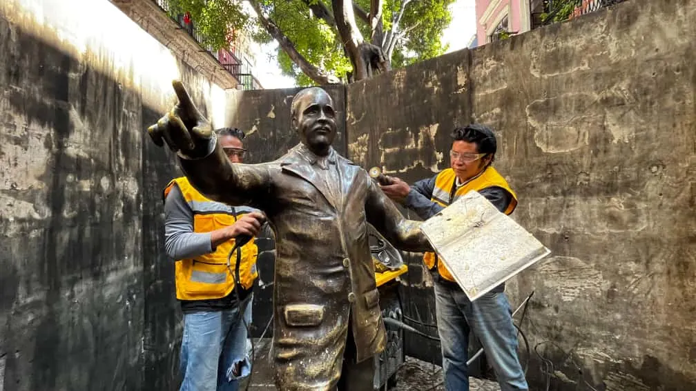 Restaura Gobierno de la Ciudad esculturas en el andador 5 de Mayo