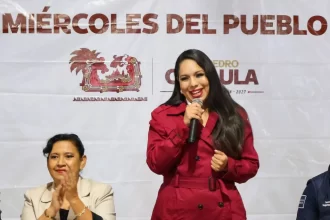Tonantzin Fernández atiende a cholultecas en una nueva edición del Miércoles del Pueblo