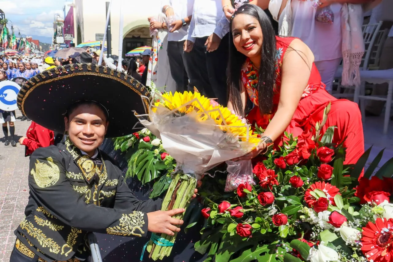 Tonantzin Fernández lidera el tradicional Desfile de Independencia