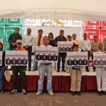 Omar Muñoz entrega tinacos para disminuir carencias de las familias