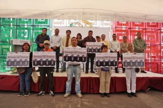 Omar Muñoz entrega tinacos para disminuir carencias de las familias
