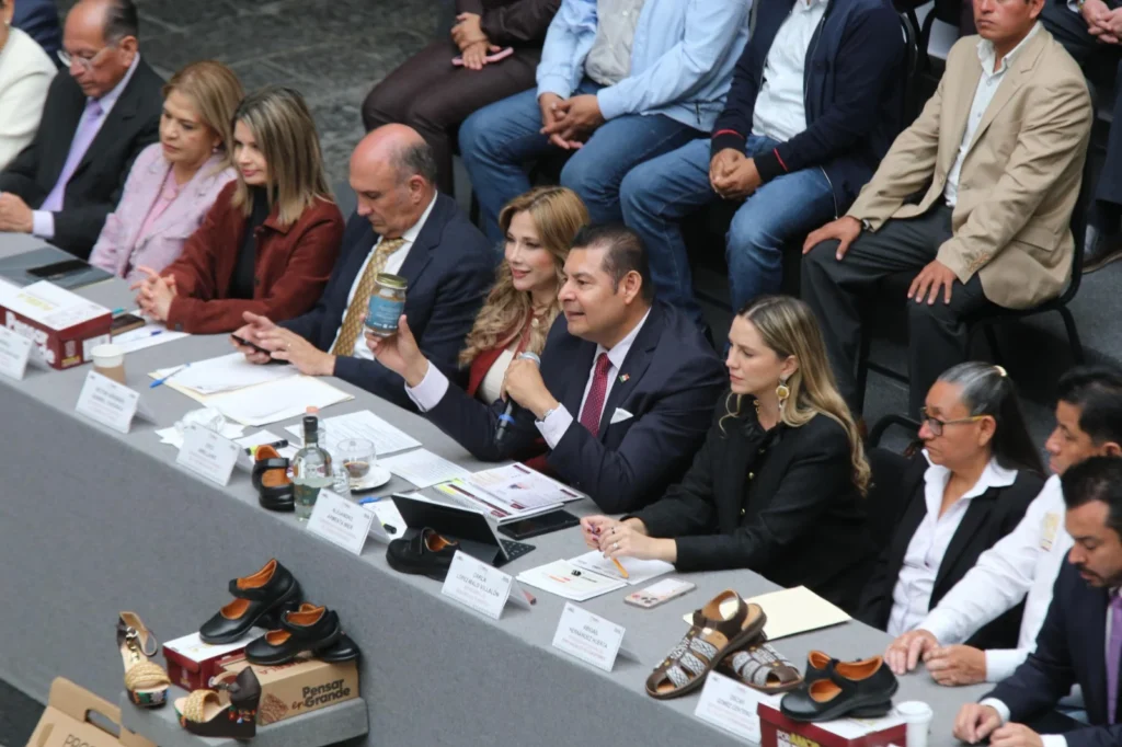 Zapato escolar poblano, estrategia estatal para apoyar producción y combatir la competencia desleal